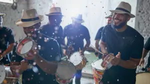 Insegnante di ballo che mostrano stili di salsa a una classe di principianti a Roma