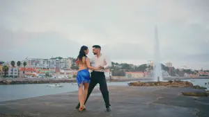 Coppia balla Salsa Cubana, dimostrando movimenti fluidi e coordinati tipici 
