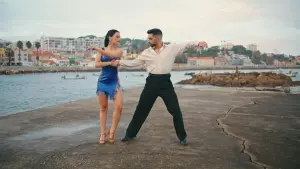 due ballerini si esibiscono nel ballo salsa cubana  