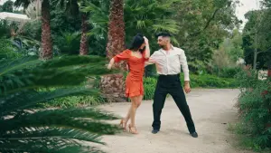 Ballerini eseguono passi energici di salsa colombiana, mostrando velocità e coordinazione in una performance vivace