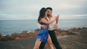Impara la salsa portoricana: un gruppo di persone partecipa a una lezione di ballo a Roma, imparando i passi di base in un ambiente accogliente e stimolante.